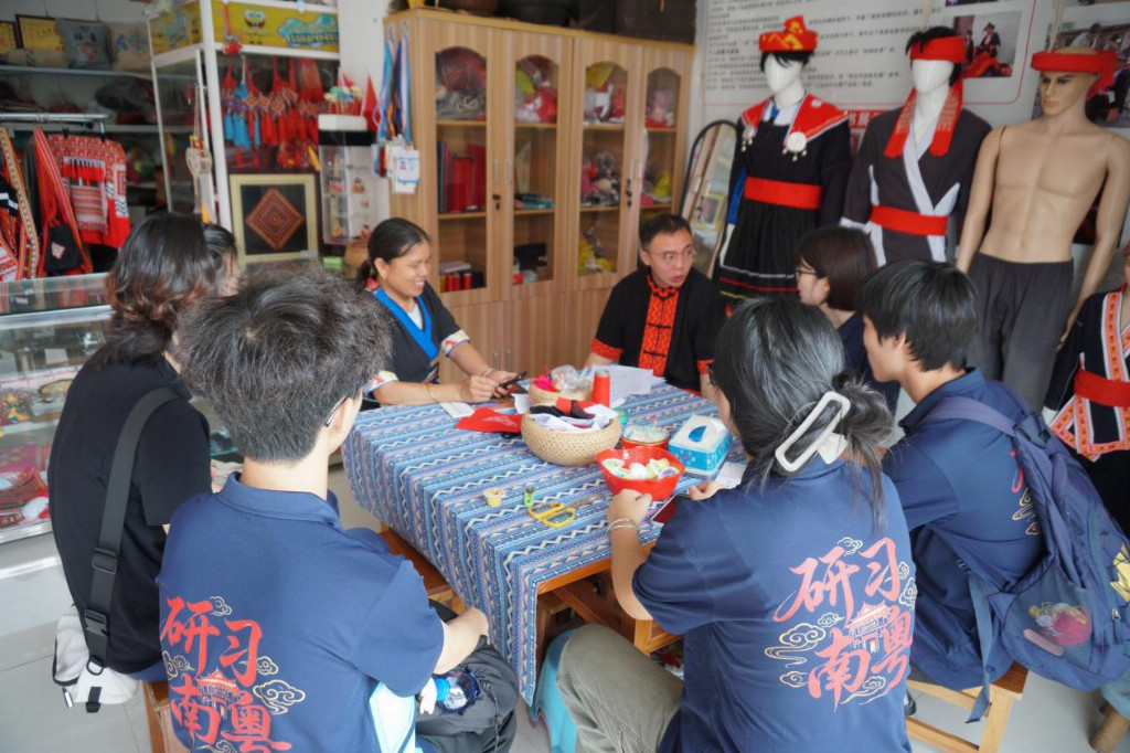 当思政课与“瑶山风情”撞个满怀——威廉体育williamhill师生以青春之笔绘瑶乡新貌