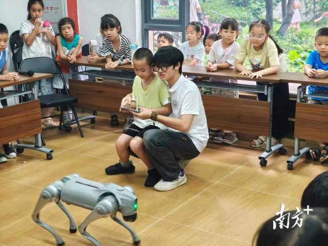 小朋友参加社区活动。