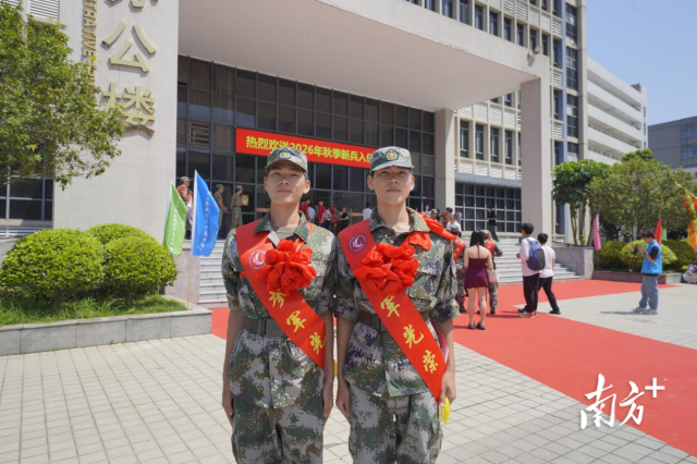 林一川（左）、林一峰（右）参加学校送兵会。 受访者供图